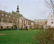 840217 Gezicht op het binnenterrein van het voormalige St. Antoniusziekenhuis aan de Antoniushof te Utrecht, Het ...